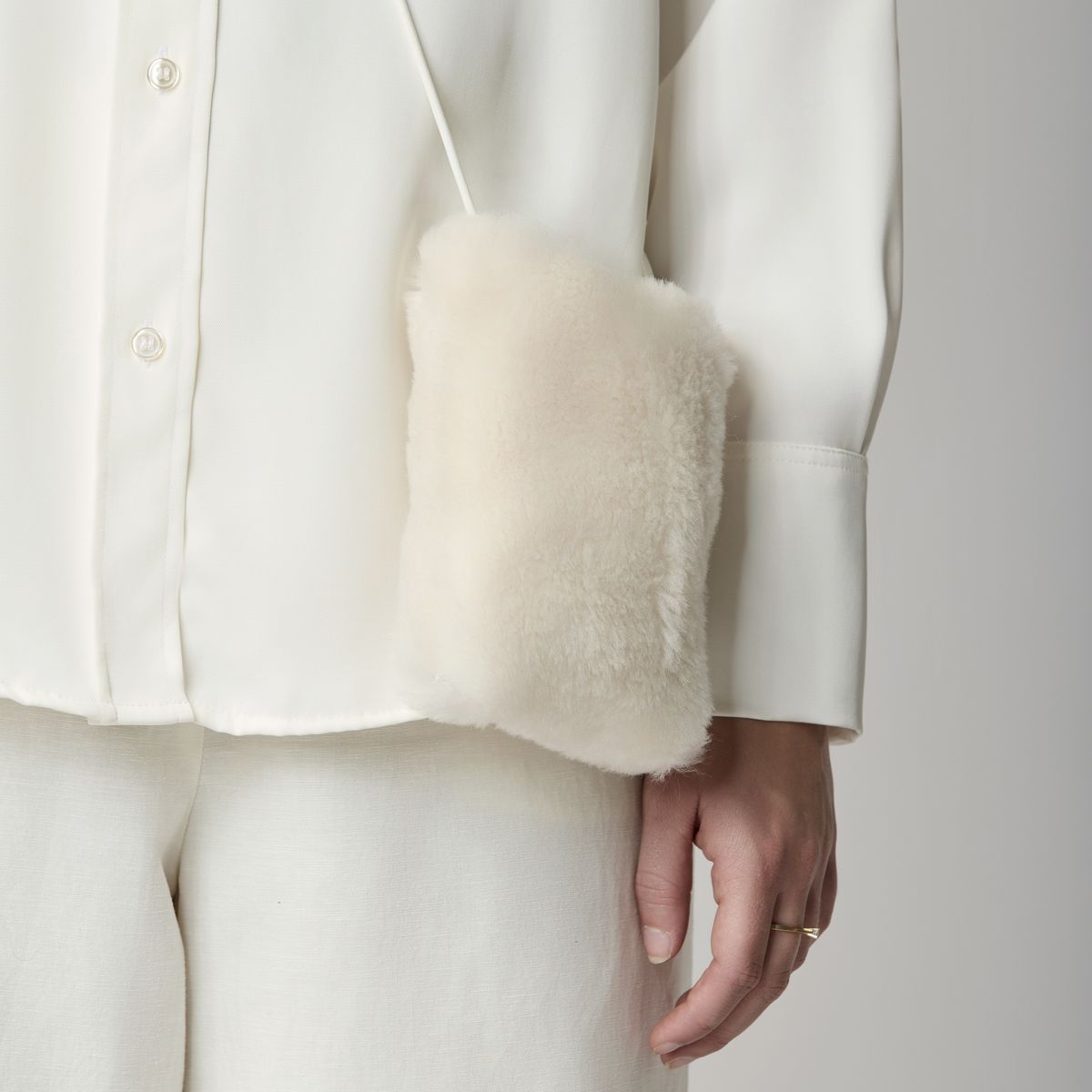 Gwen Handytasche | Lammfell Beige