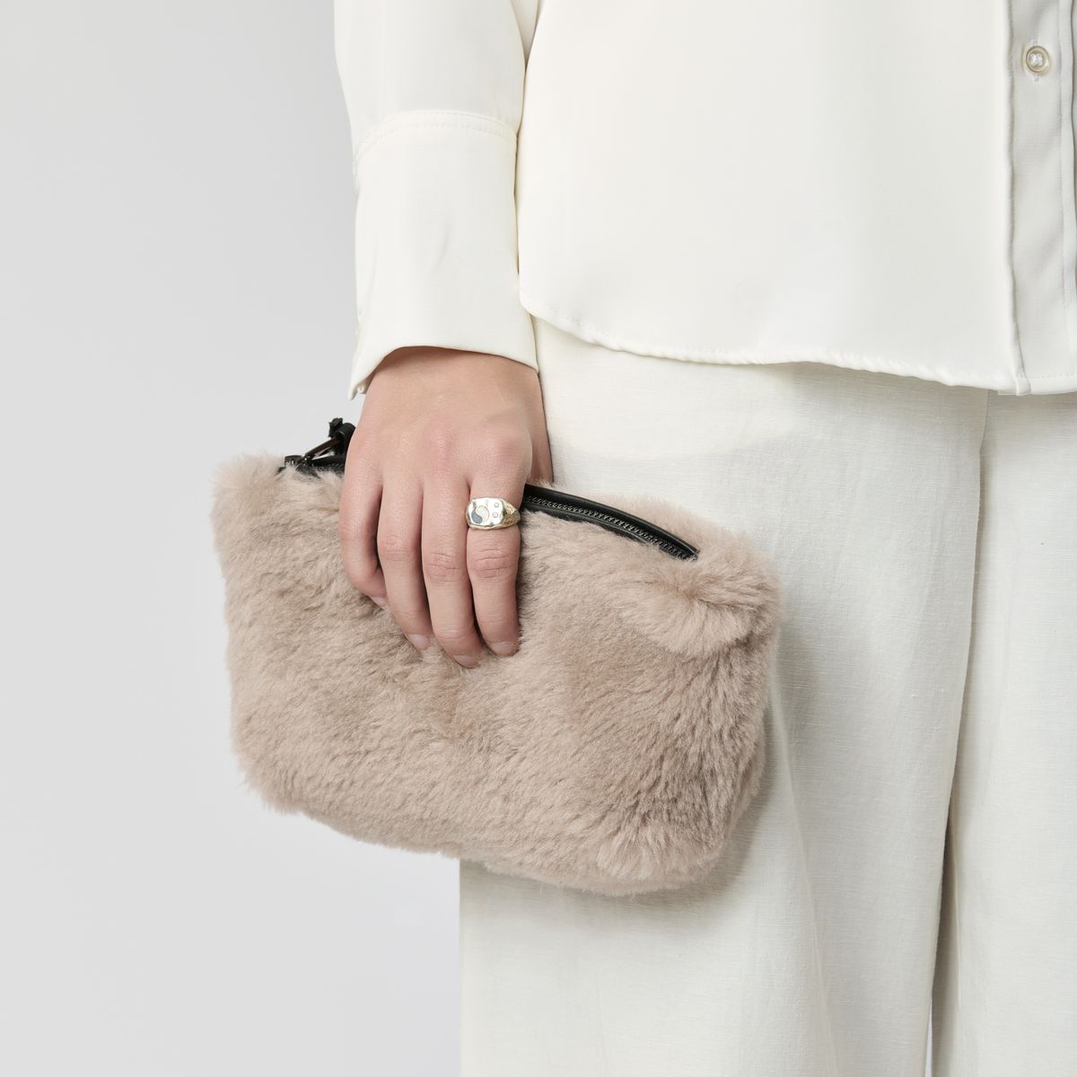 Nelly Clutch | Lammfell Beige