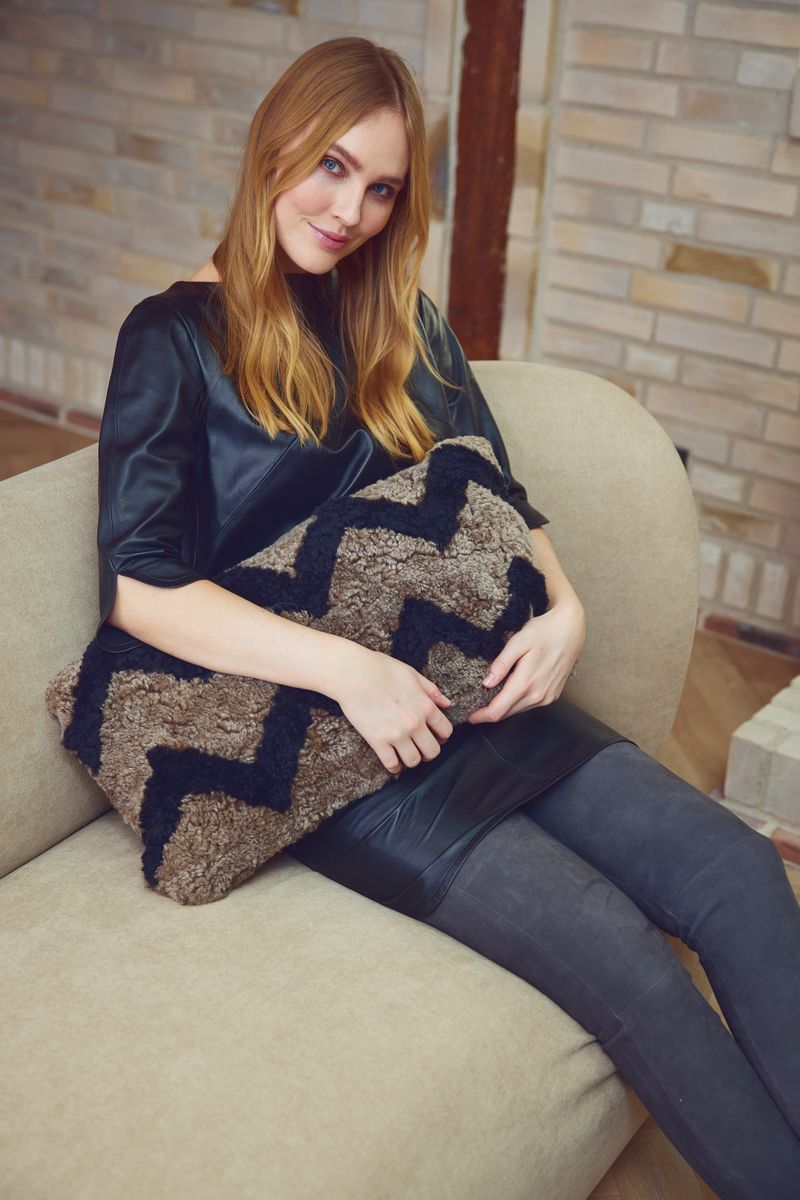 Zickzack Fellkissen | Kurzhaar | Neuseeland | 30x60 cm Taupe/Schwarz