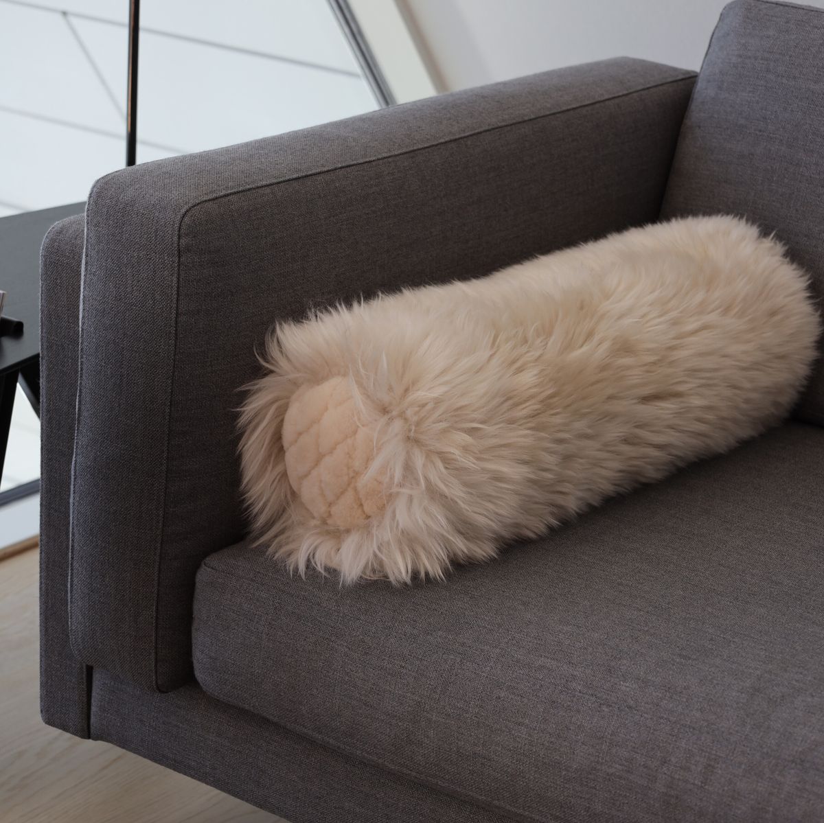 Coral Reefs Bolsterkissen | Langhaar, Mokassin | Neuseeland | D20x52 cm Hellgrau/Silbergrau