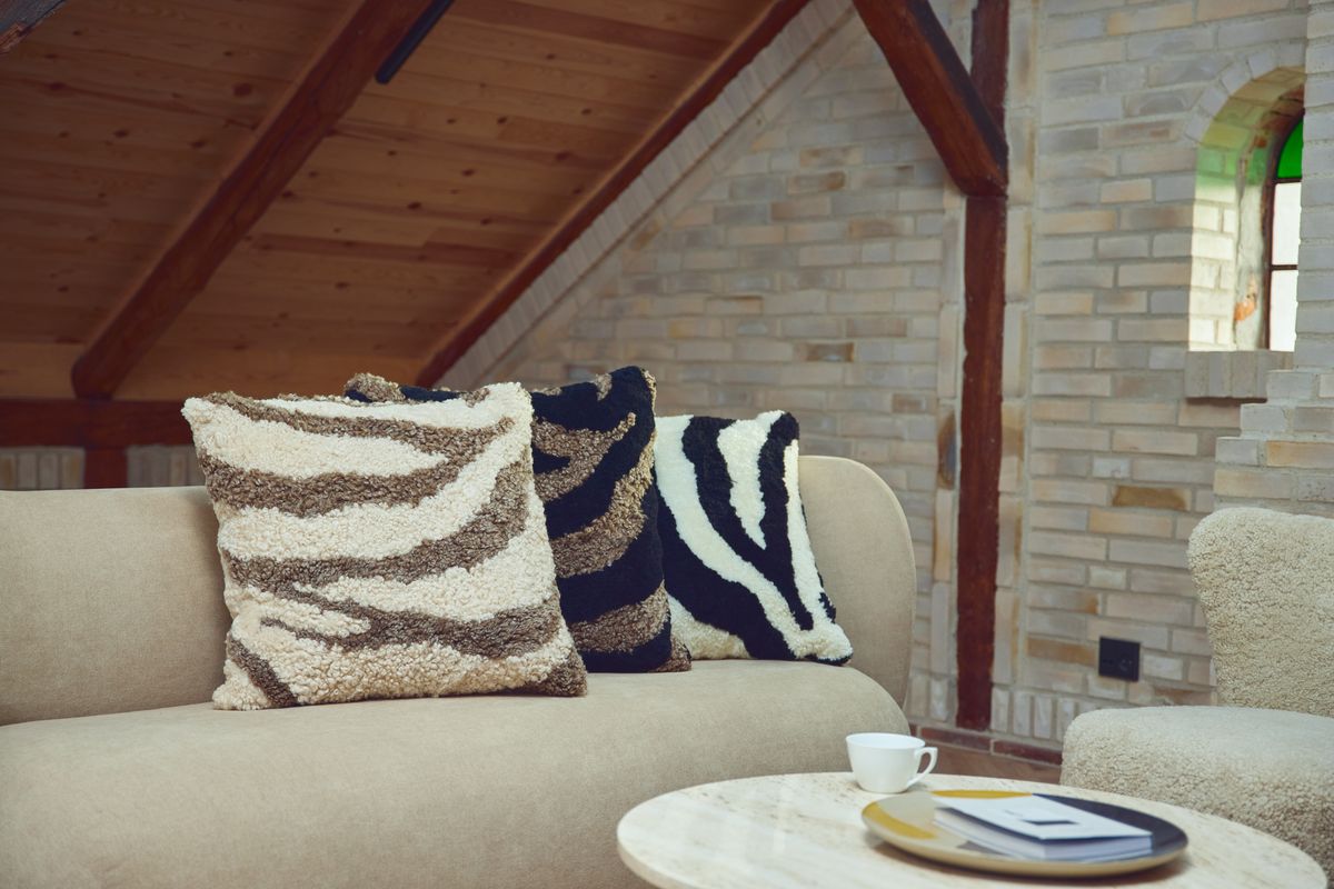 Zebra Fellkissen | Kurzhaar | Neuseeland | 60x60 cm Taupe/Leinen