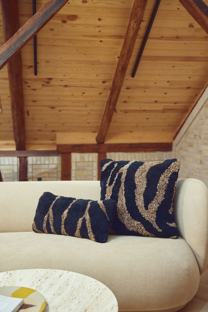 Zebra Fellkissen | Kurzhaar | Neuseeland | 30x60 cm Schwarz/Taupe