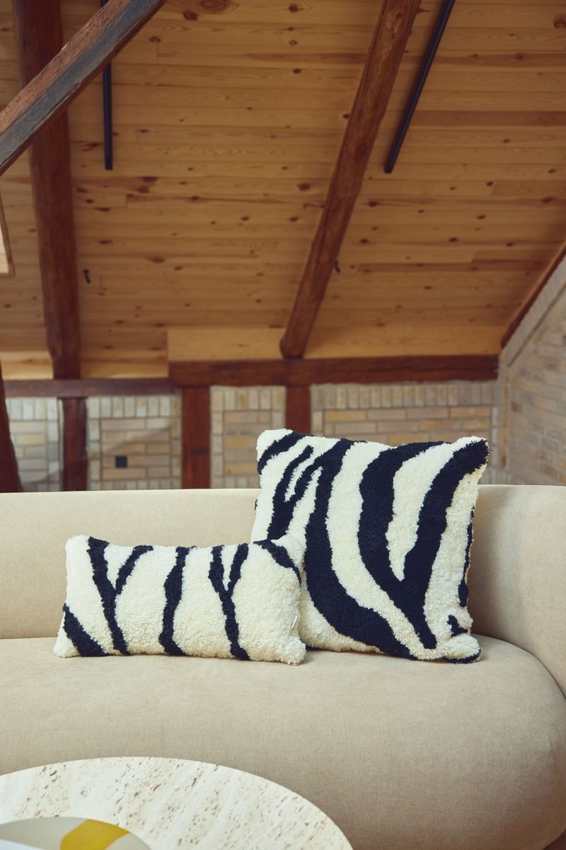 Zebra Fellkissen | Kurzhaar | Neuseeland | 30x60 cm Elfenbein/Schwarz