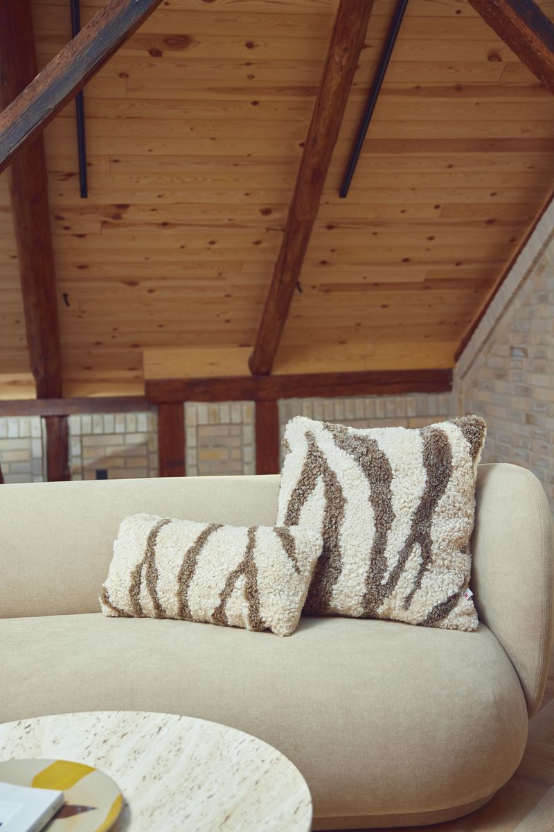 Zebra Fellkissen | Kurzhaar | Neuseeland | 30x60 cm Taupe/Leinen