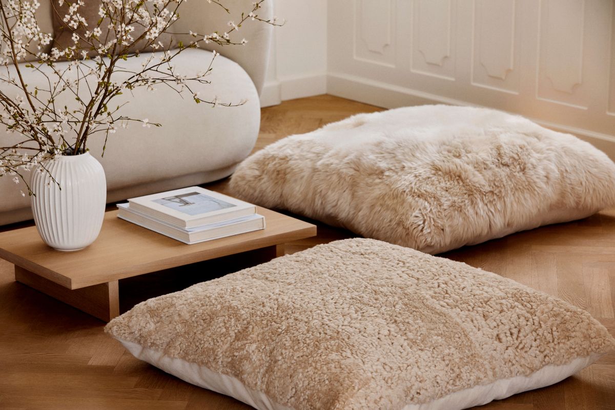 Maxi Float Lammfellkissen | Kurzhaar | Neuseeland | Einseitig | 90x90 cm Cappuccino