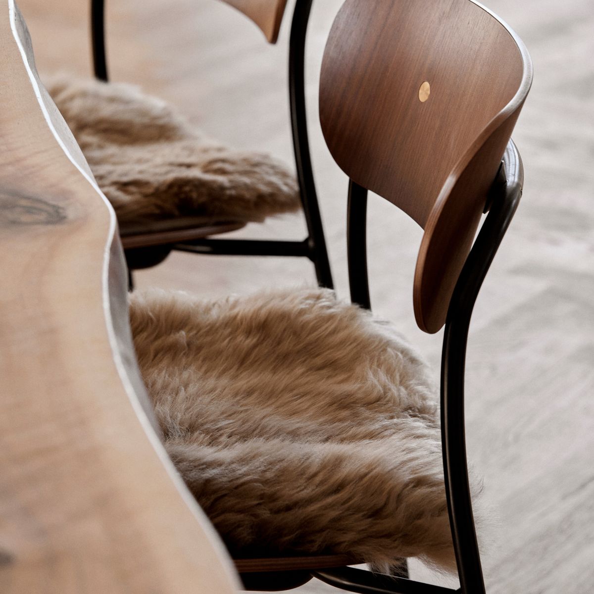 Sitzkissen Lammfell | Langhaar | Zero Waste | 35x35 cm Schwarz