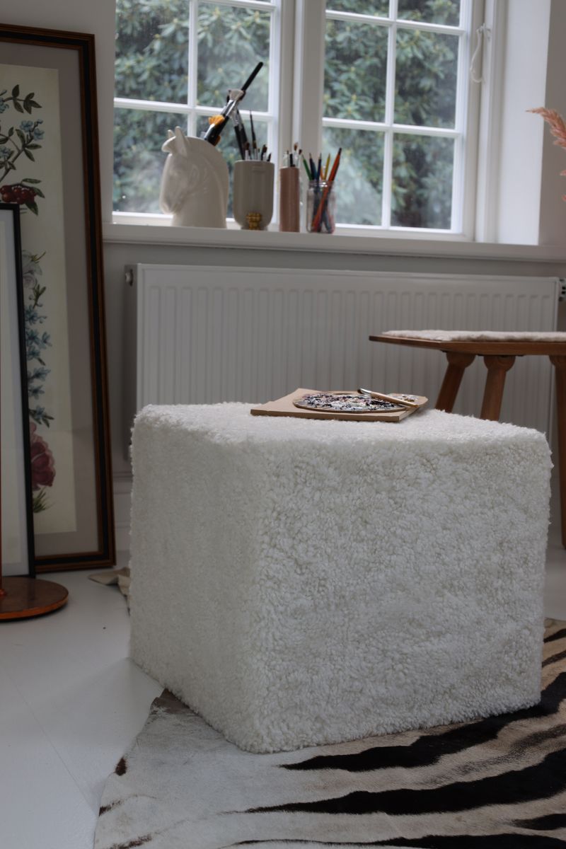 Lammfell Pouf | Kurzhaar | Neuseeland | 40x40x35 cm