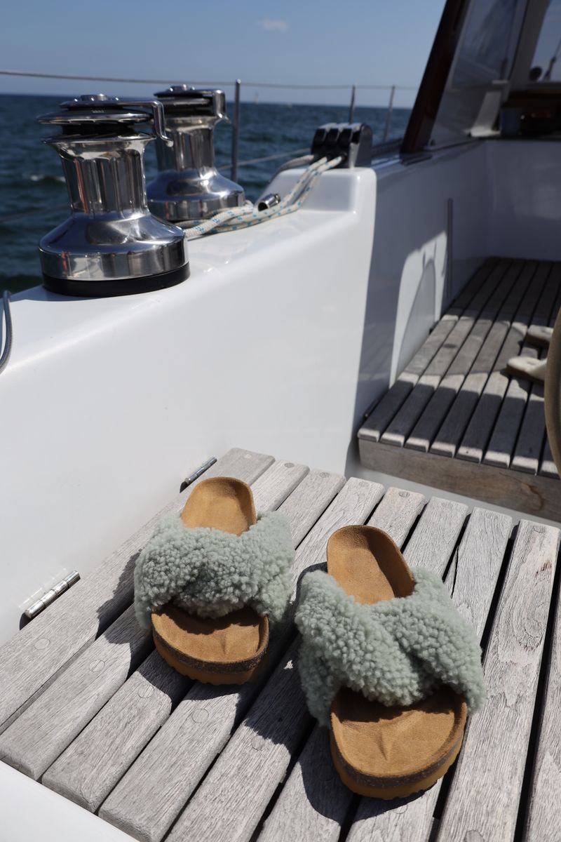 Lilly Cross Slippers | Lammwolle, Kork