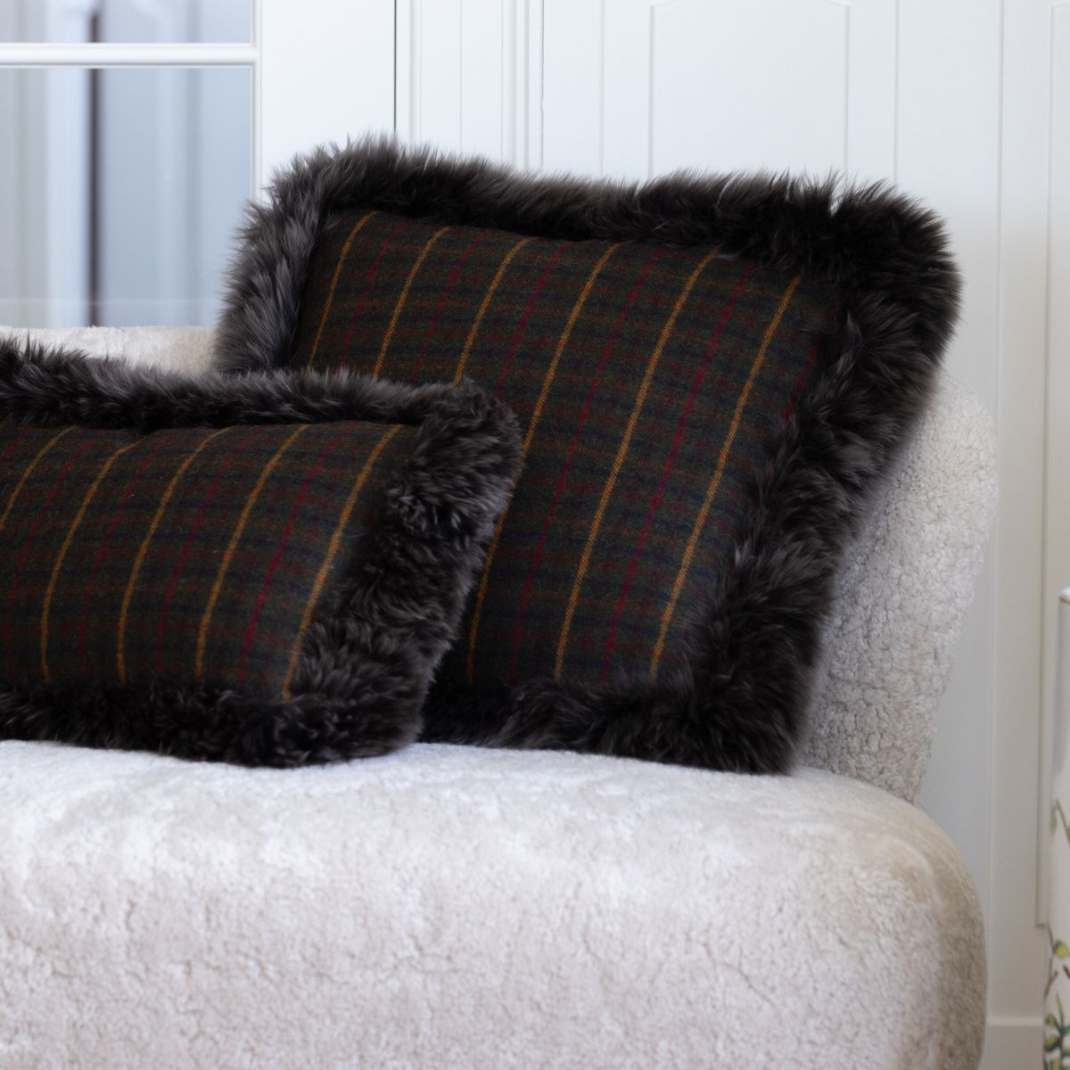 Kariertes Wollkissen | 100% Wolle | Fellborte | 52x52 cm Kakao-Dunkelbraun/Taupe