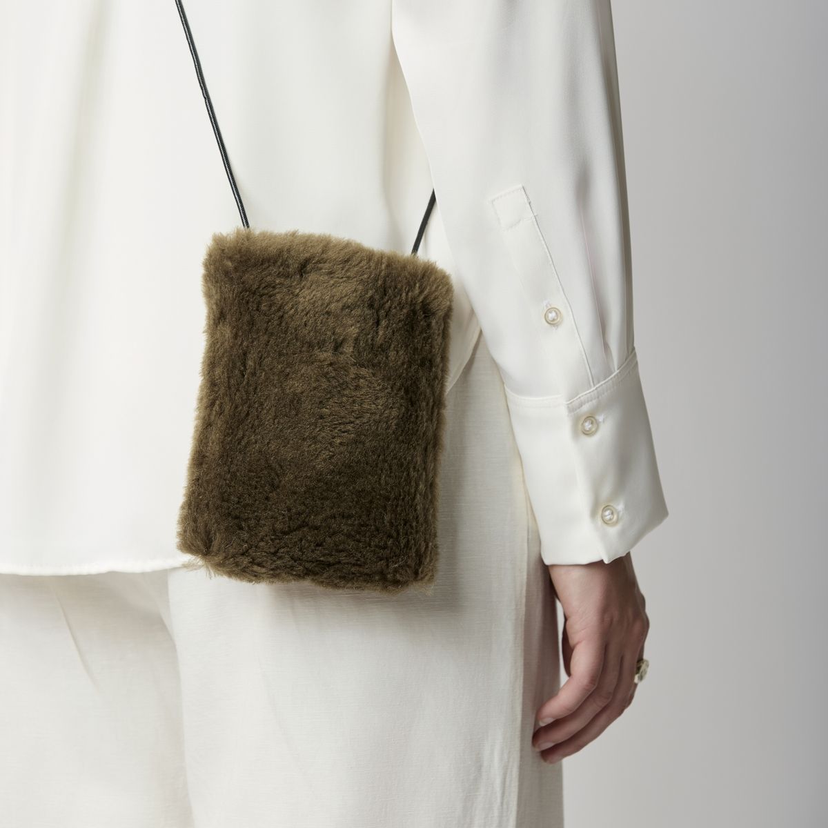 Gwen Handytasche | Lammfell Beige