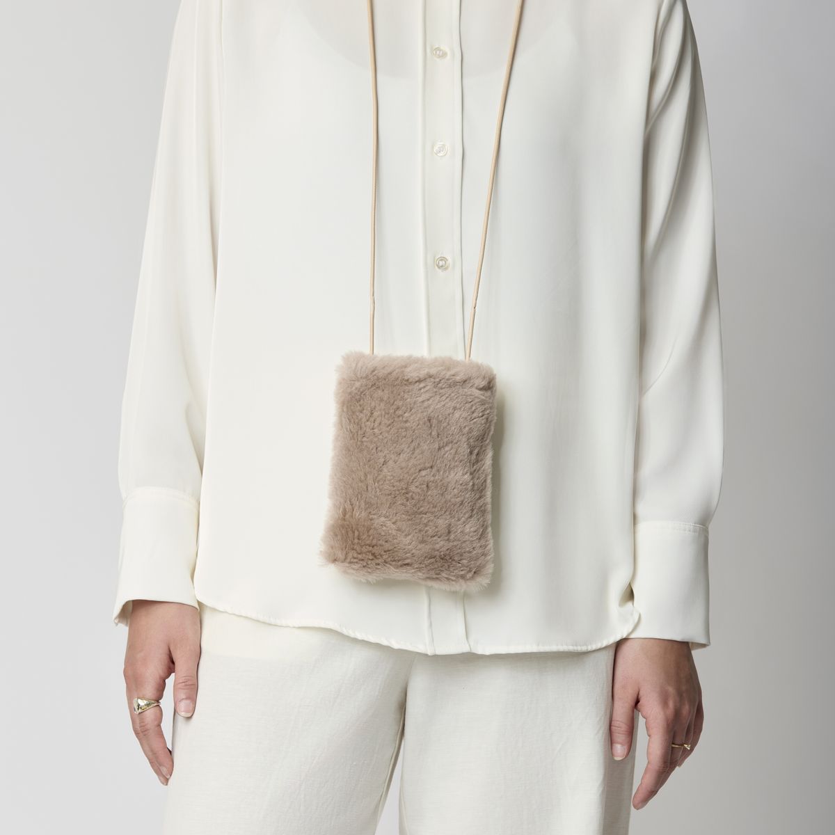 Gwen Handytasche | Lammfell Beige