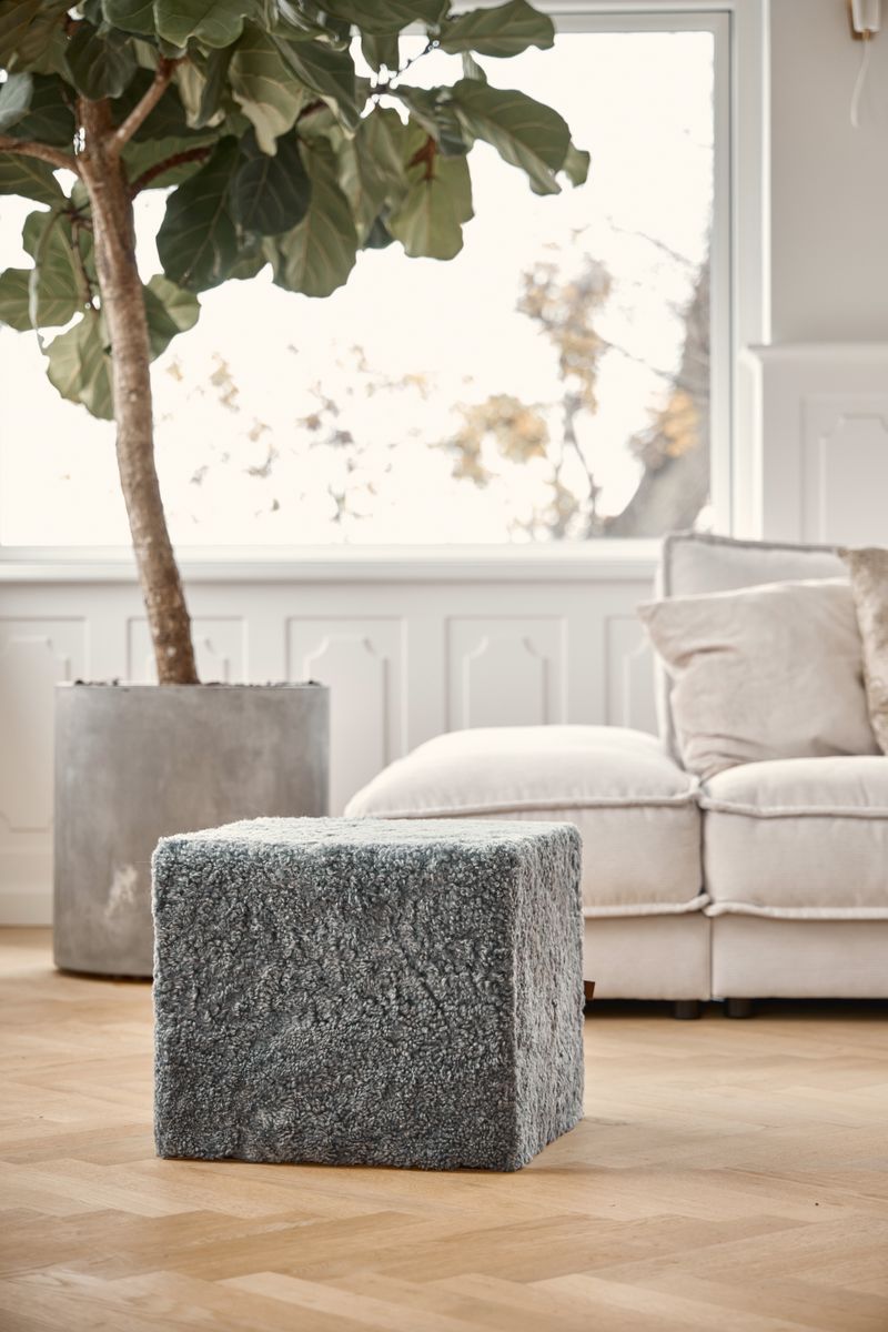 Lammfell Pouf | Kurzhaar | Neuseeland | 40x40x35 cm