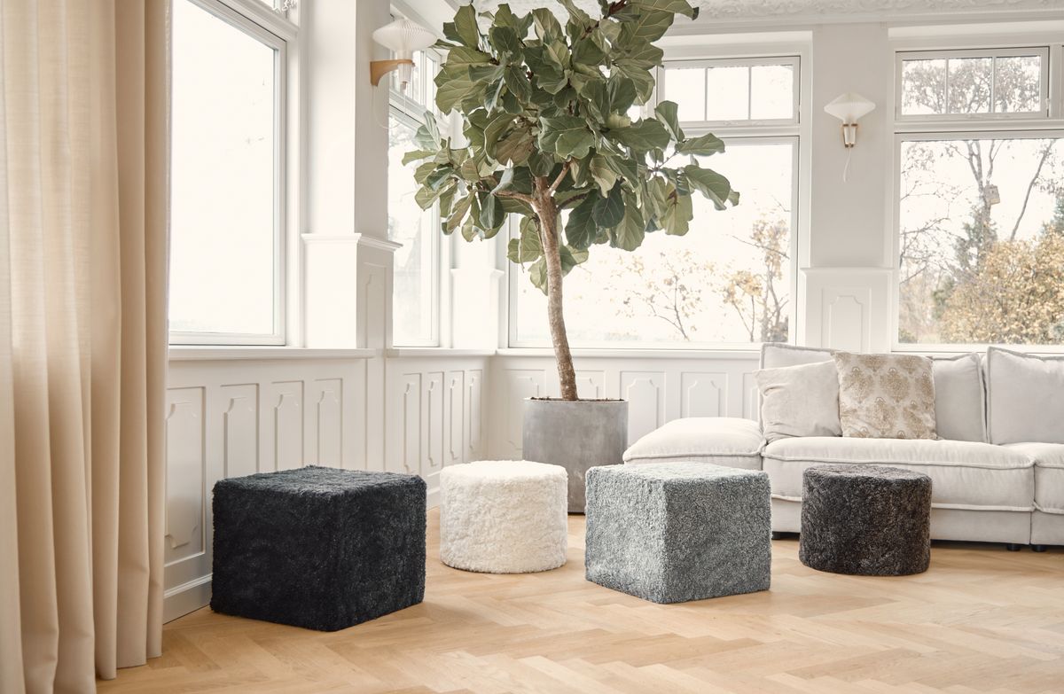 Lammfell Pouf | Kurzhaar | Neuseeland | 40x40x35 cm